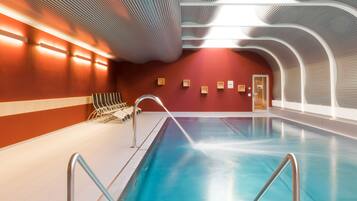 Alberca techada y camastros