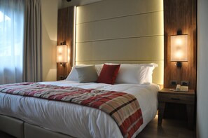 高級寝具、ピロートップベッド、ミニバー、セーフティボックス (室内)