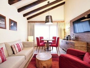 2 Room Suite in Family room | 客厅 | 平板电视