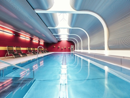 Indoor pool, sun loungers. Hotel Ambassador Zermatt