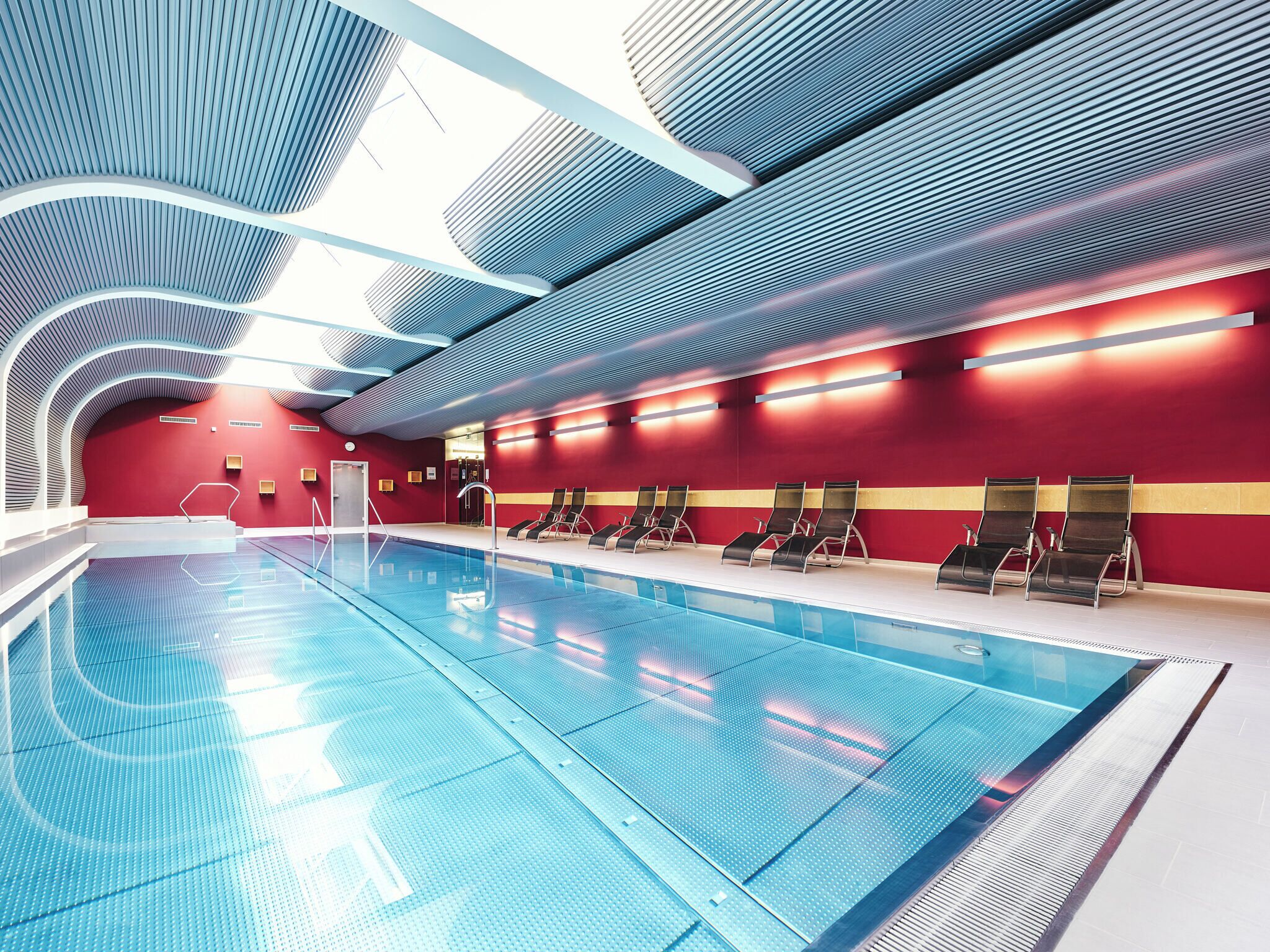 Piscine couverte, chaises longues