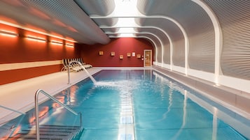 Piscina coperta, lettini