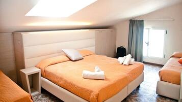Ein Hotelzimmer mit einem großen Bett, einem Nachttisch, einem Kleiderschrank und einem Fenster mit Vorhängen.