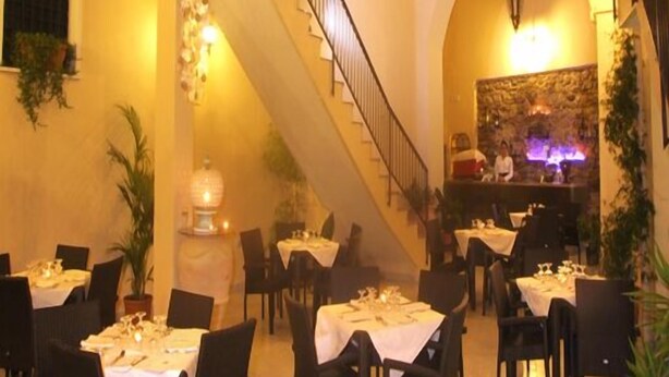 Un restaurant doté d’une terrasse, d’un escalier et d’un espace bar.