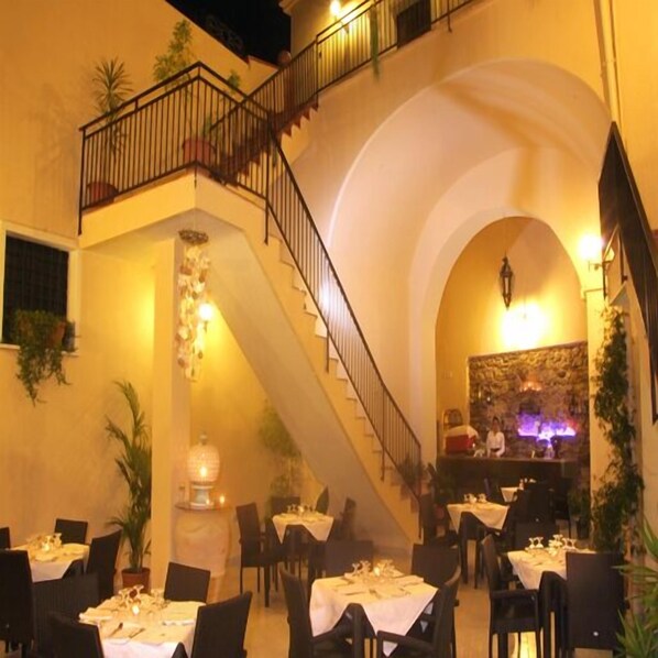 Breakfast, lunch, dinner served; Regional cuisine, al fresco dining 