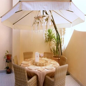 บริการอาหารเช้า, อาหารประจำภูมิภาค, บริเวณรับประทานอาหารกลางแจ้ง 