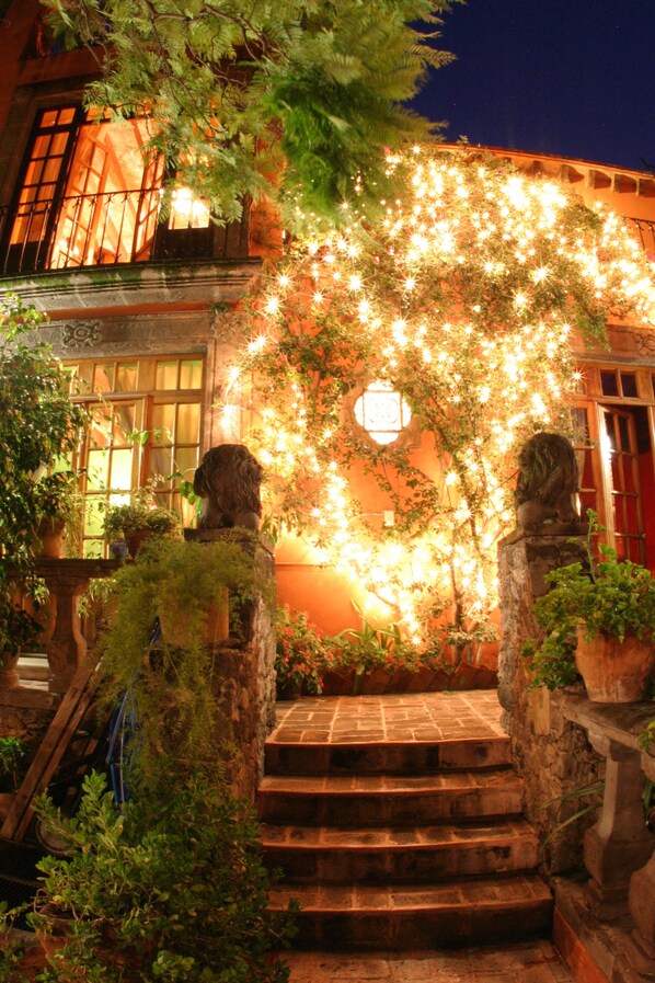 Πρόσοψη καταλύματος - απόγευμα/βράδυ