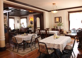 Café da manhã completo grátis todos os dias