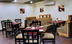 供应早餐、午餐和晚餐