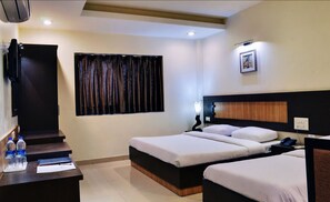 Habitación superior | Caja de seguridad en la habitación, muebles diferentes y escritorio