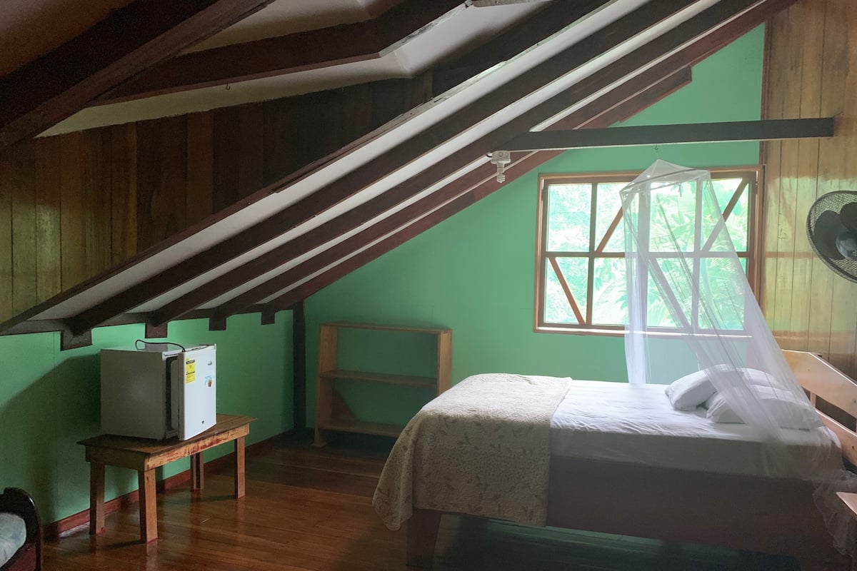 Habitacion Triple Sin Vista | In-room safe, laptop workspace, blackout drapes, WiFi (free)