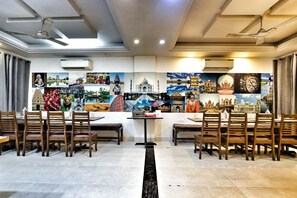 Breakfast, lunch and dinner served - Hotel Delhi Aerocity (New Delhi)