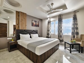 Desk, laptop workspace, soundproofing, iron/ironing board - Hotel Delhi Aerocity (New Delhi)