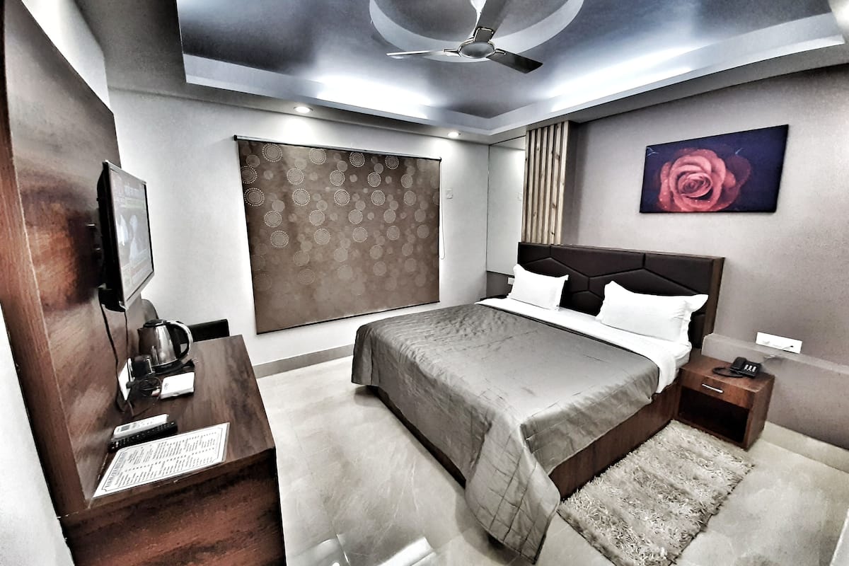 Standard Deluxe Room | Desk, laptop workspace, soundproofing, iron/ironing board