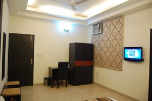 Desk, laptop workspace, soundproofing, iron/ironing board - Hotel Delhi Aerocity (New Delhi)