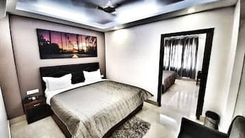 Habitación cuádruple ejecutiva, 2 camas matrimoniales | Escritorio, espacio para trabajar con laptop y insonorización