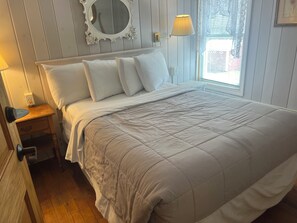 Individually decorated, individually furnished, free WiFi, bed sheets - The Vermont Inn (Rutland)