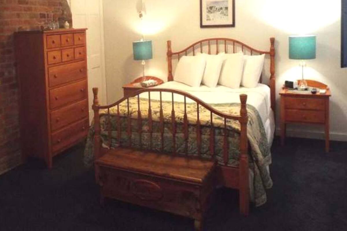 Quarto solteiro, 1 cama Queen (Fair Haven) | Wi-Fi de cortesia, individualmente decorados, individualmente mobiliados