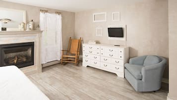 Suíte, 1 cama King (White Birches Suite) | Área de estar | TV 24 polegadas com canais a cabo