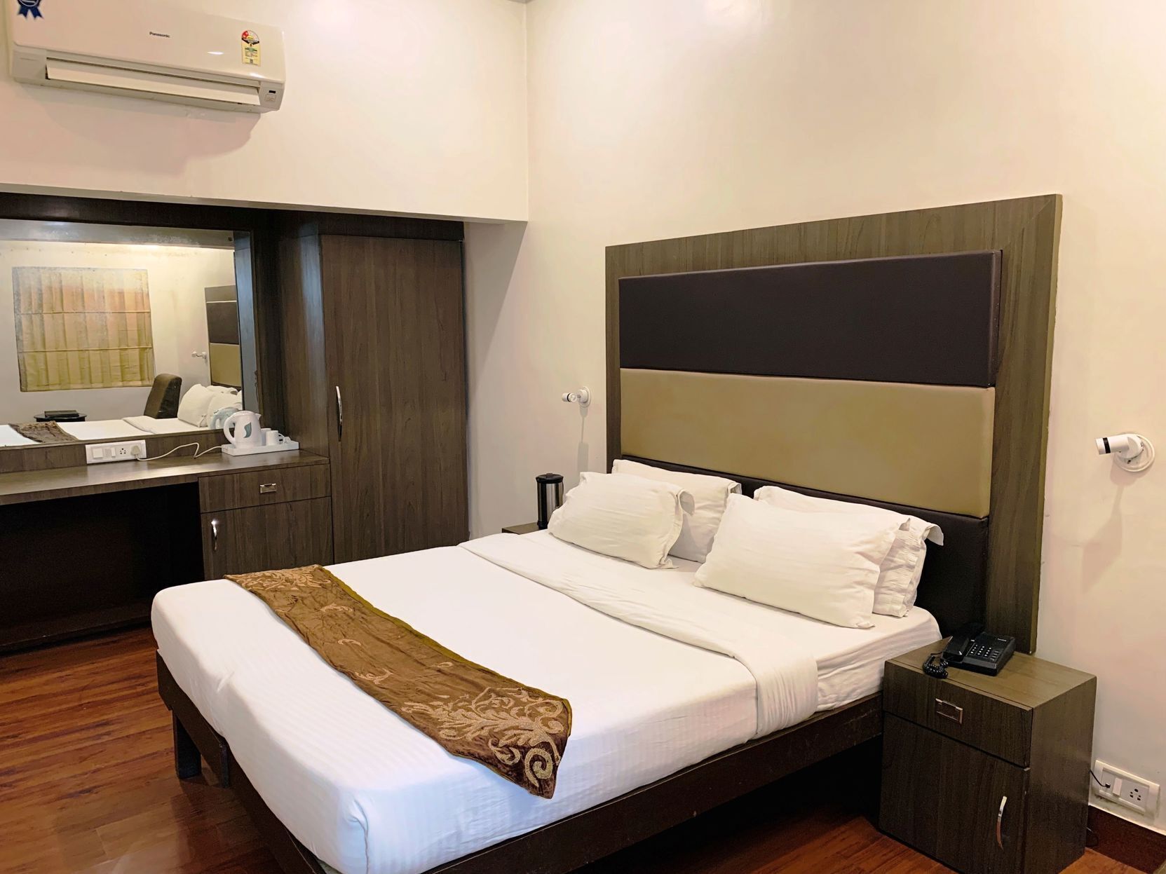 Premium bedding, in-room safe, individually decorated