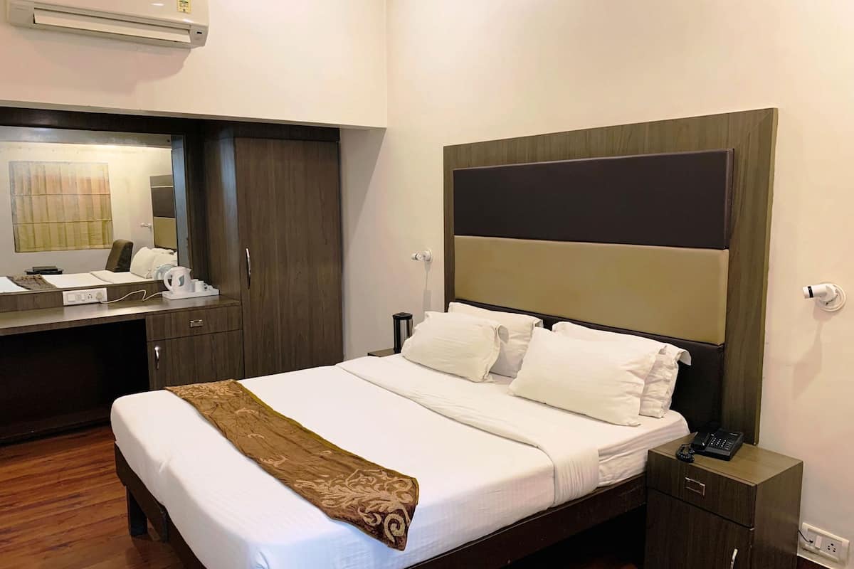 Premium bedding, in-room safe, individually decorated