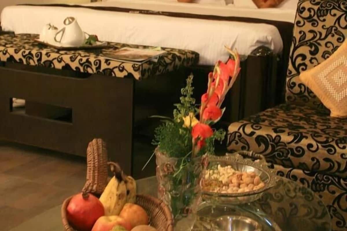 Premium bedding, in-room safe, individually decorated