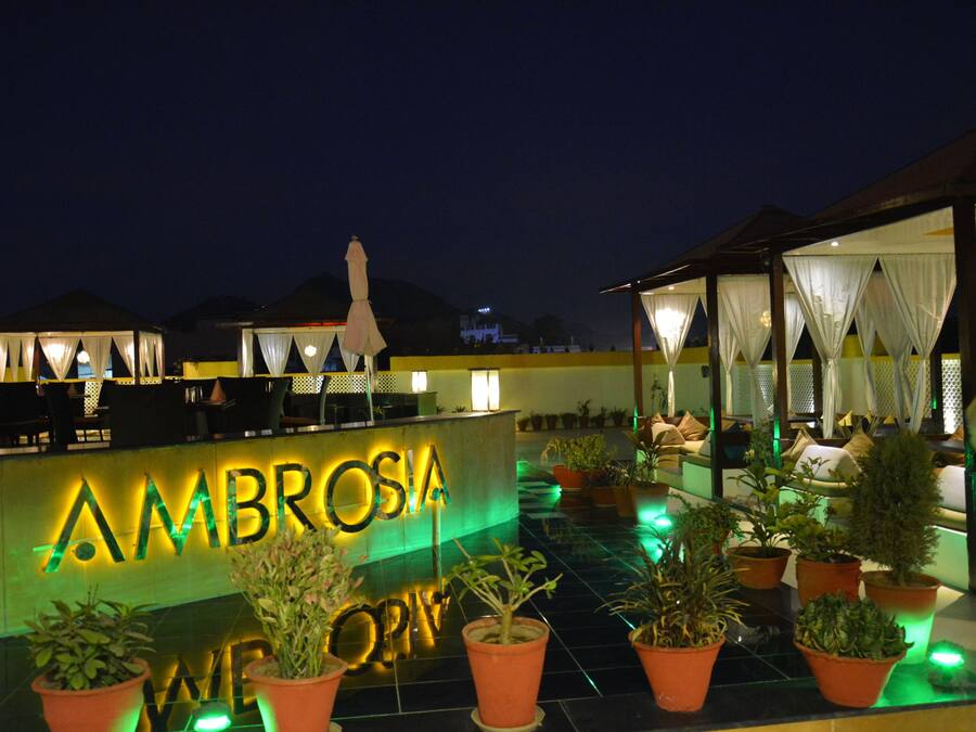 Se sirven desayunos y almuerzos, restaurante con mesas al aire libre