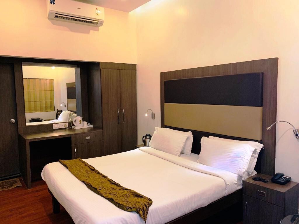 Premium bedding, in-room safe, individually decorated