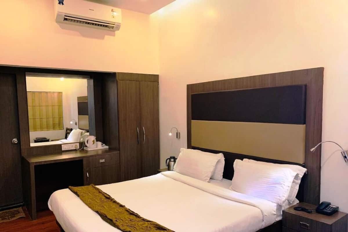 Premium bedding, in-room safe, individually decorated