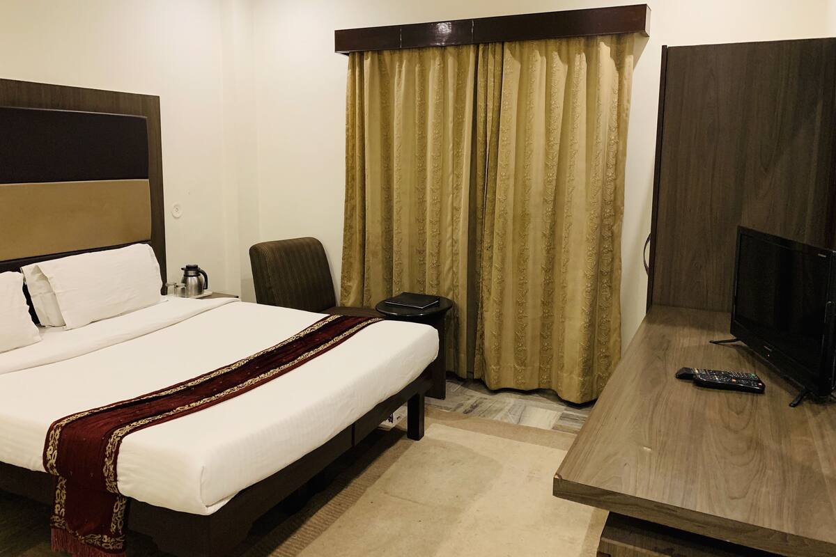Premium bedding, in-room safe, desk, soundproofing