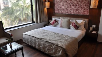 Executive Room, 1 Double Bed | Egyptian cotton sheets, premium bedding, Select Comfort beds, minibar