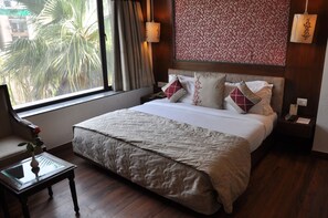 Egyptian cotton sheets, premium bedding, Select Comfort beds, minibar - Amara Hotel (New Delhi)