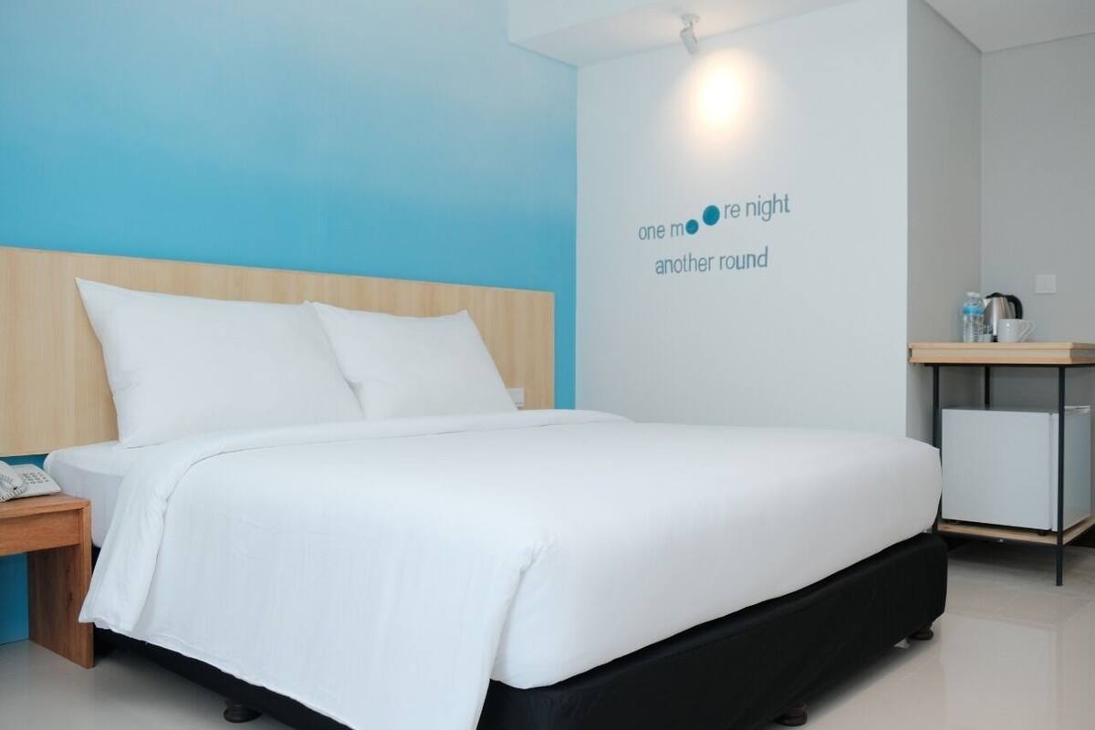 Superior Room Double Bed with Balcony | 고급 침구, 미니바, 객실 내 금고, 책상