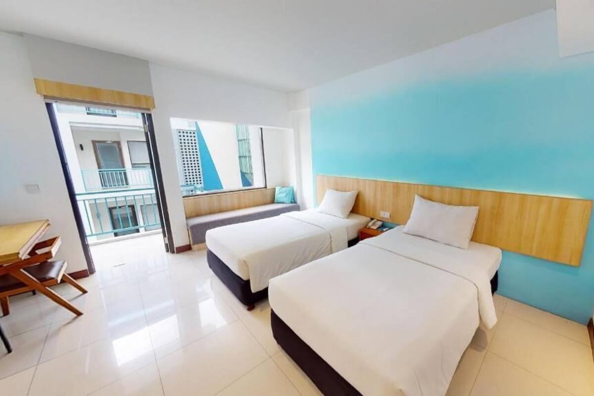 Seprai premium, minibar, brankas, dan meja kerja