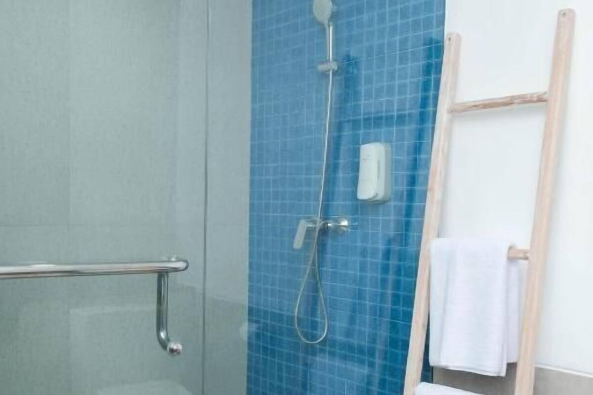 Ducha, artículos de higiene personal gratuitos y secador de pelo