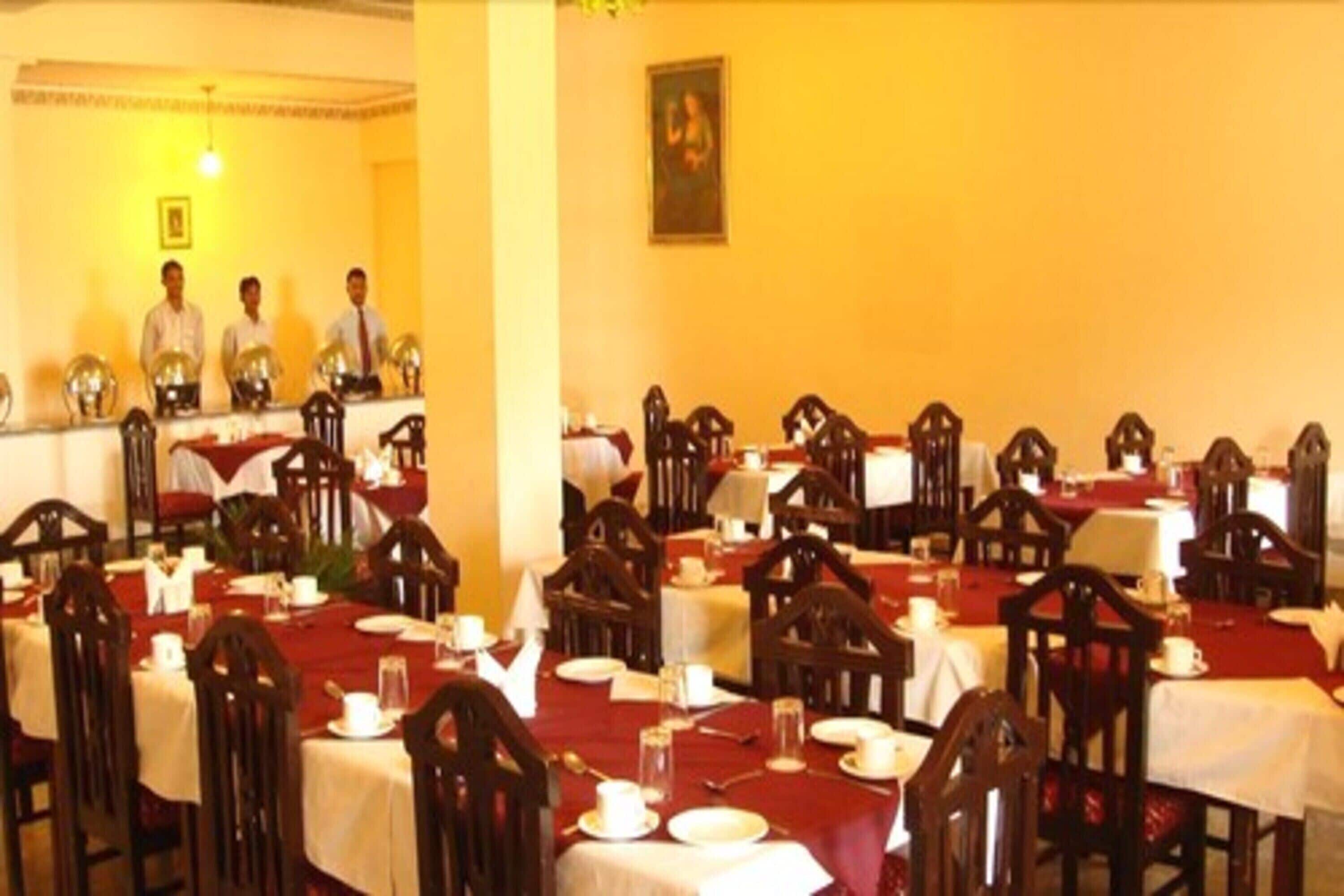 Se ofrece un desayuno continental (200 INR por persona)