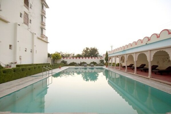 Außenpool, Liegestühle