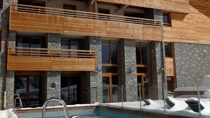 Outdoor pool, open 10 AM to 8 PM, pool umbrellas, pool loungers - Lagrange Vacances - L'alpenrose (Huez)