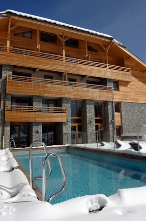 Piscine extérieure, accès possible de 10 h à 20 h, parasols