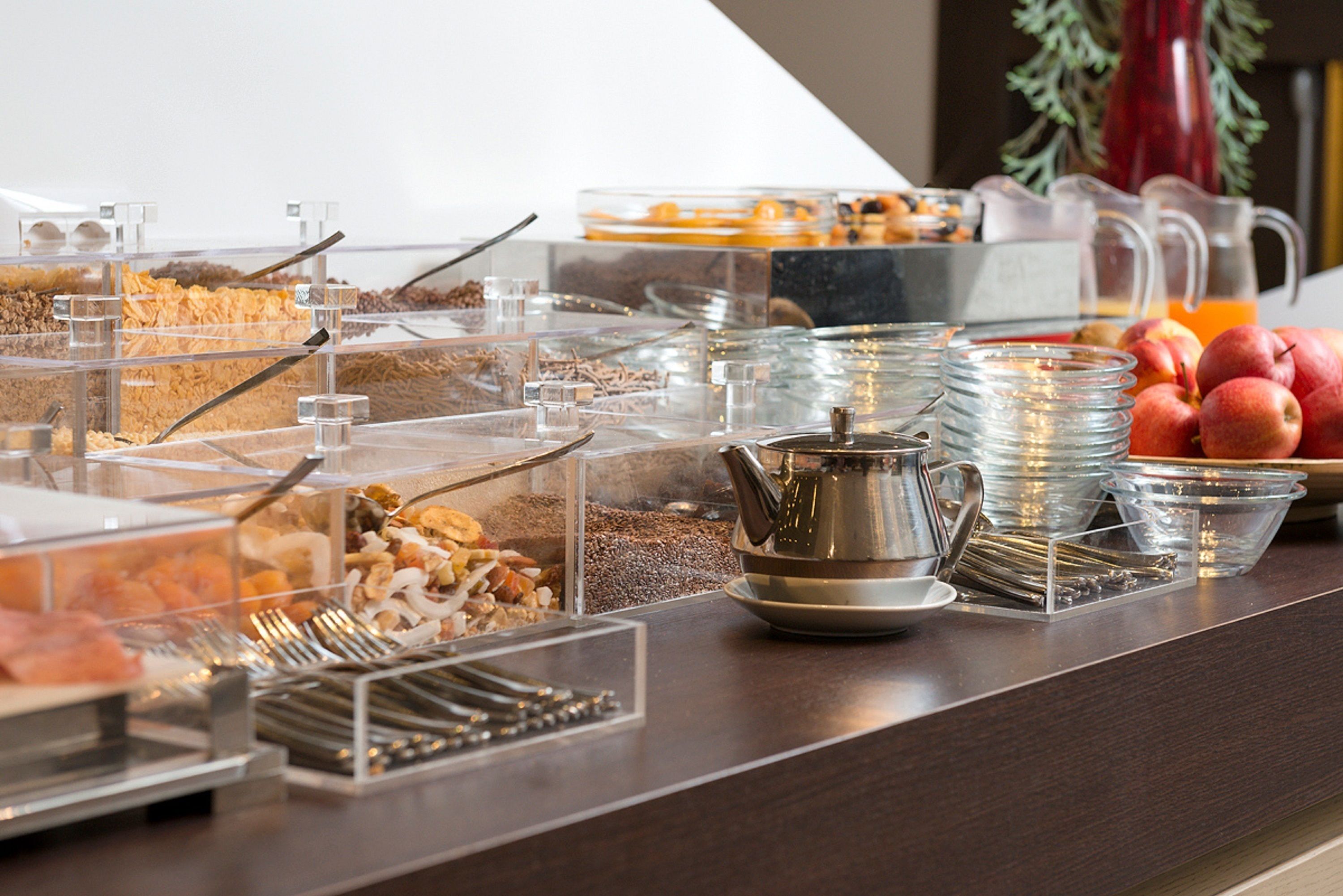 Un buffet con diversi cibi e posate.