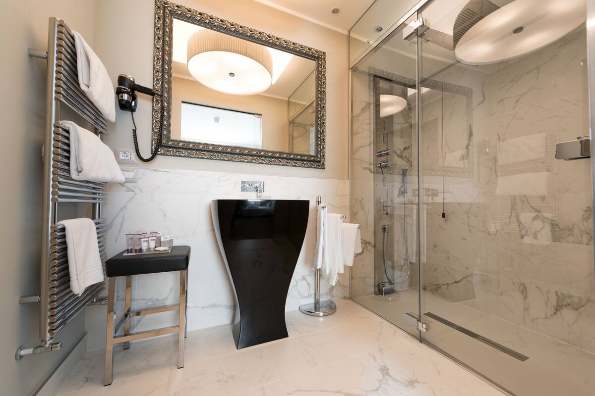 deluxe double room | bathroom | shower, rainfall showerhead, free toiletries, hair dryer