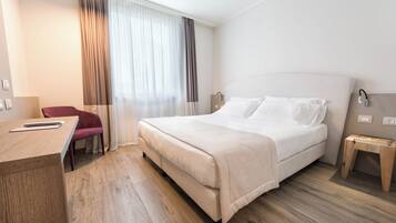 Superior Double Room | Peralatan tempat tidur premium, peti besi dalam bilik