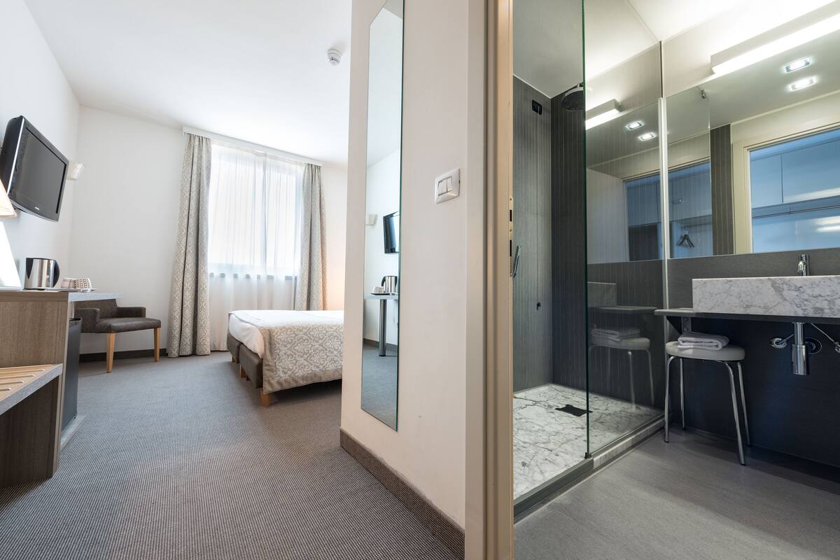 premium bedding, in-room safe, individually decorated