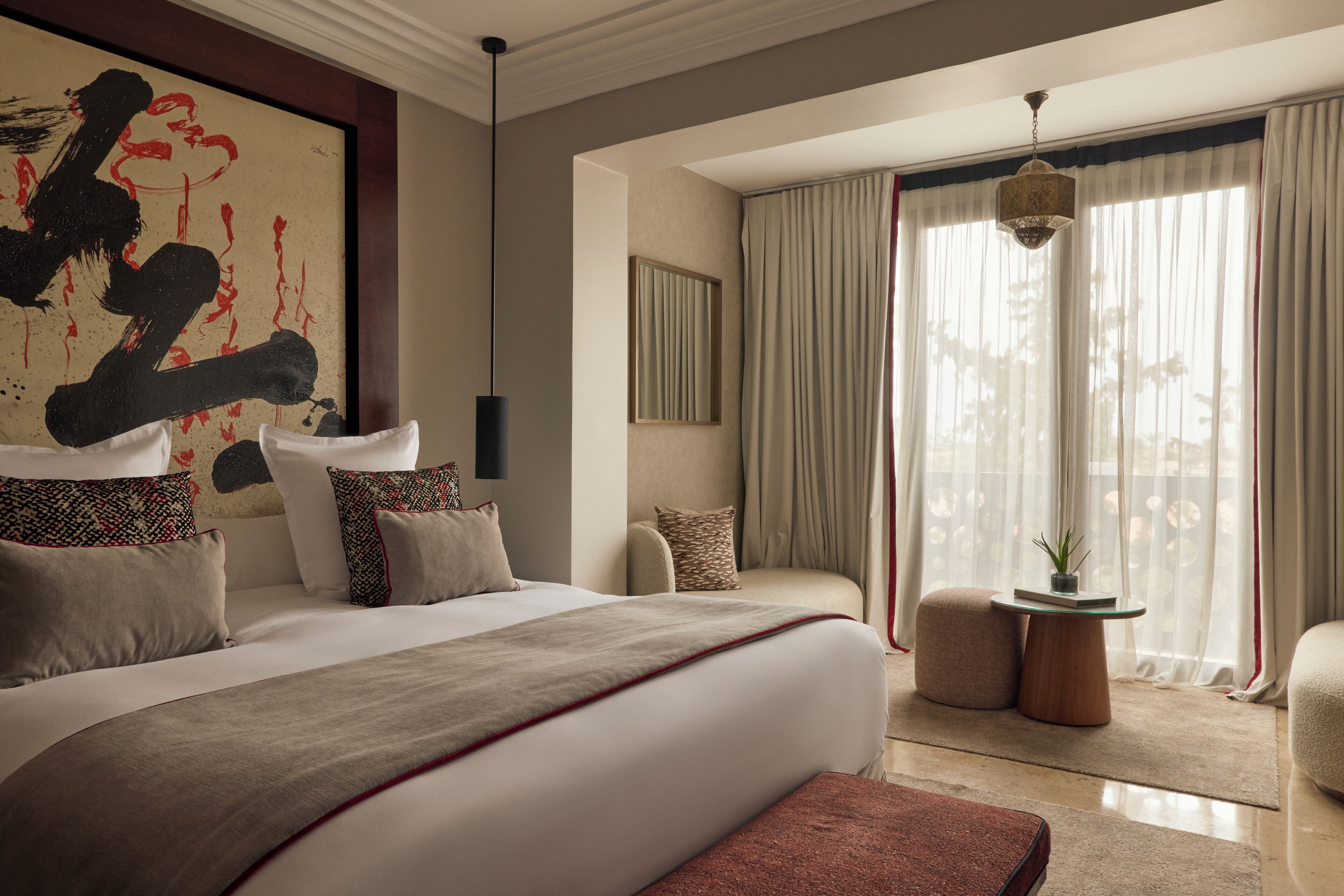 أغطية فراش متميزة وخزنة داخل الغرفة وتجهيزات عازلة للصوت