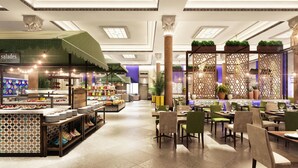 Un restaurante amplio con diversas opciones de asientos, incluidas mesas y sillas, y una zona de bufé con exhibición de alimentos.