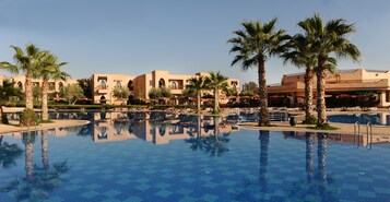 2 室外游泳池，10:00 至 18:00 开放，池畔遮阳伞