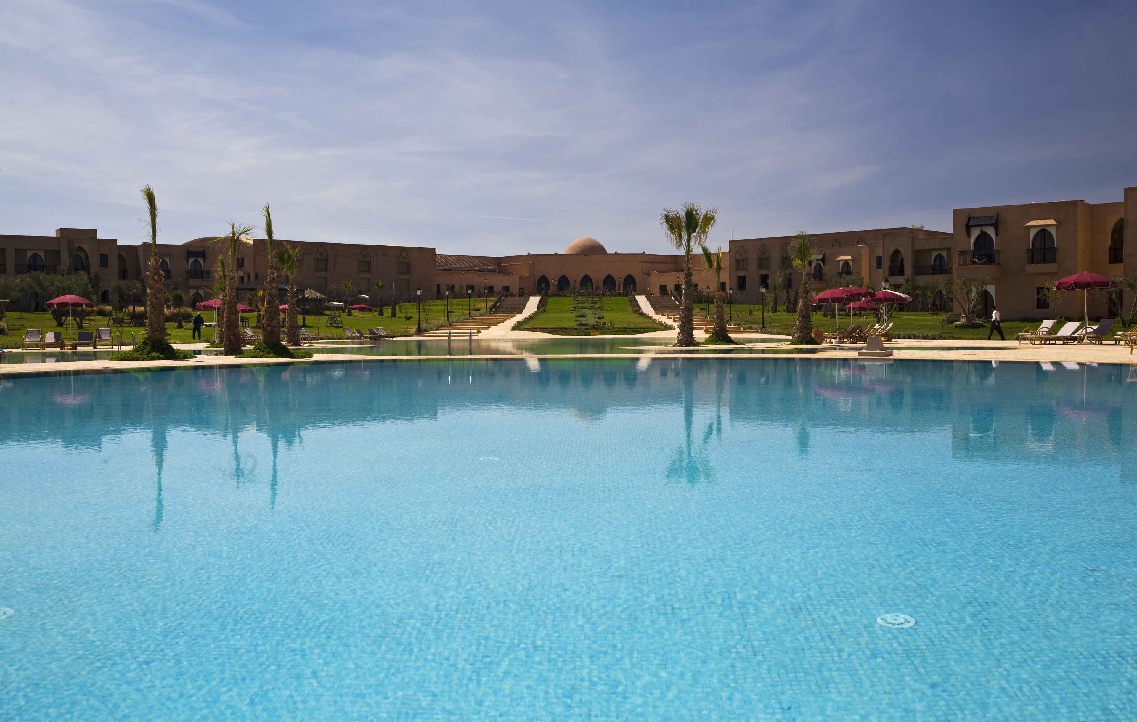 2 piscinas al aire libre (de 10:00 a 18:00), sombrillas