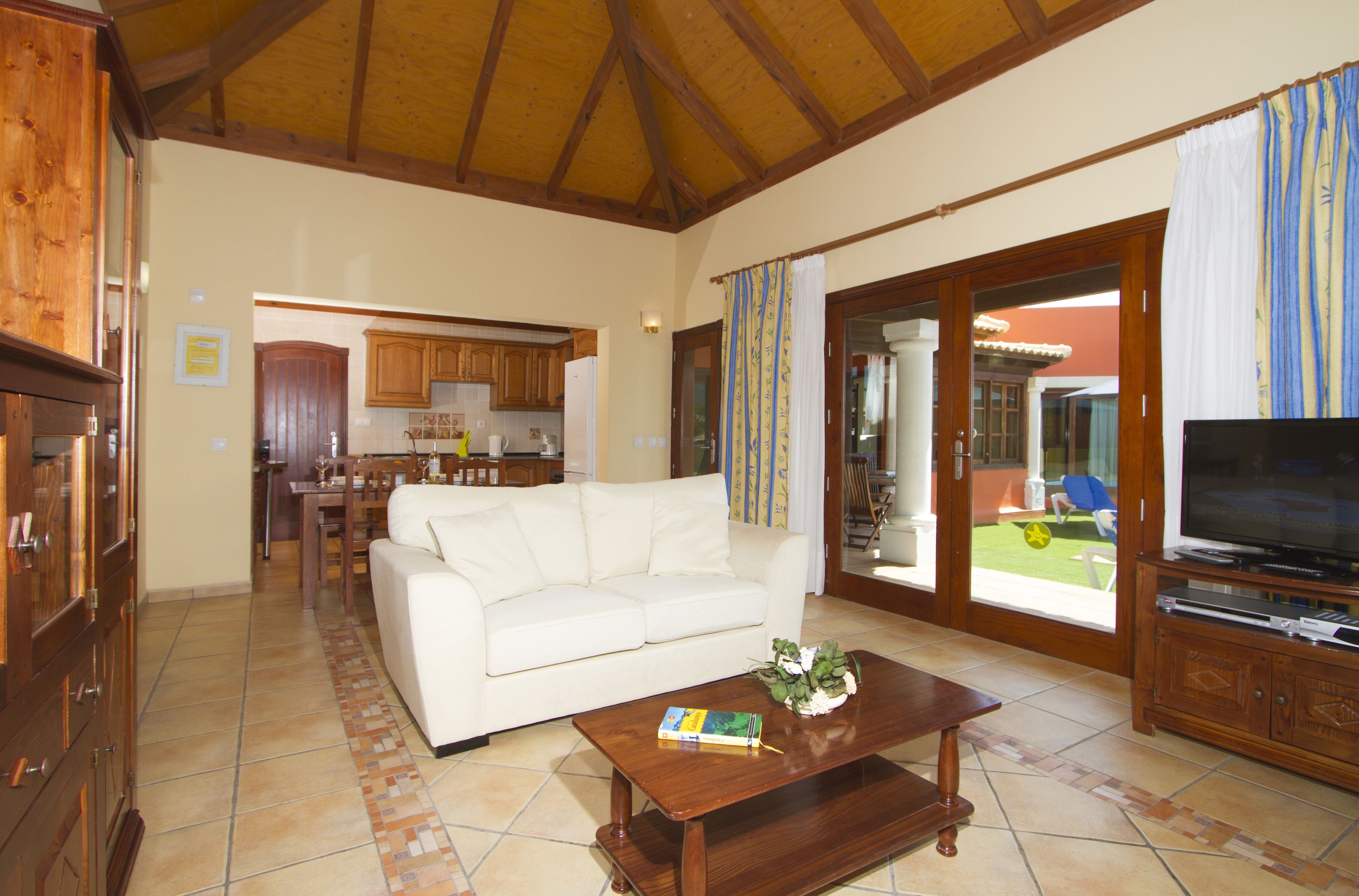 Villa (Brisas del Mar 1 double + 2 twins) | Wohnzimmer | 32-Zoll-Flachbildfernseher mit Satellitenempfang, Fernseher