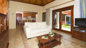Villa (Brisas del Mar 1 double + 2 twins) | Living room | 32-inch flat-screen TV with satellite channels, TV - Villas Blancas (Yaiza)