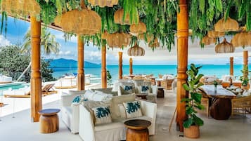 Se sirven desayunos, comidas y cenas con vista a la playa